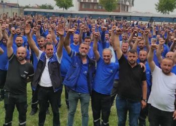 Düşük ücretlere ve kötü çalışma koşullarına karşı işçiler, kendilerini fabrikaya kapattı