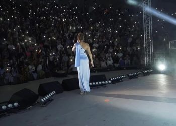 Ebru Yaşar, gelirleriyle hatıra ormanı oluşturulması için düzenlediği konserlerine Ayvalık'ta devam etti