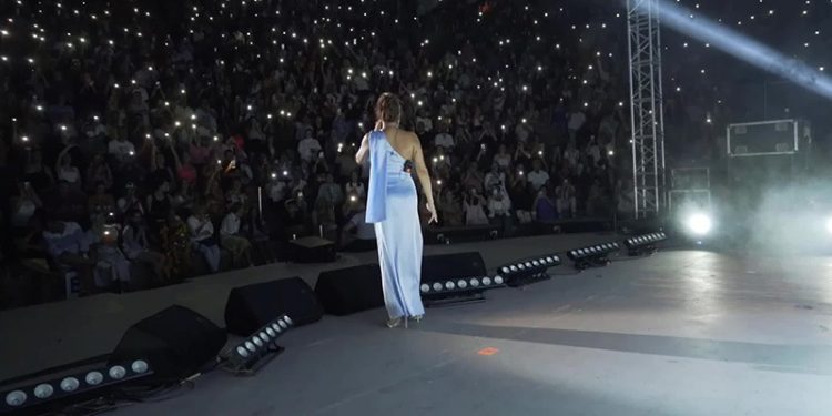 Ebru Yaşar, gelirleriyle hatıra ormanı oluşturulması için düzenlediği konserlerine Ayvalık'ta devam etti