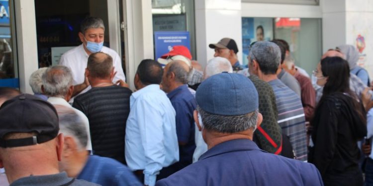 Emeklinin çilesi bitmiyor: Bu kez de promosyon kuyruğu