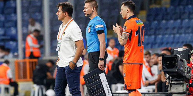 Emre Belözoğlu'ndan Mesut Özil açıklaması: Fenerbahçe'de istediği ortamı bulamamış olabilir; birbirimize iyi geleceğiz