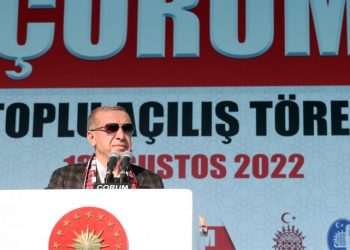 Erdoğan muhalefeti nasıl hedef alacağını şaşırdı, asılan pankartı okumakla yetindi