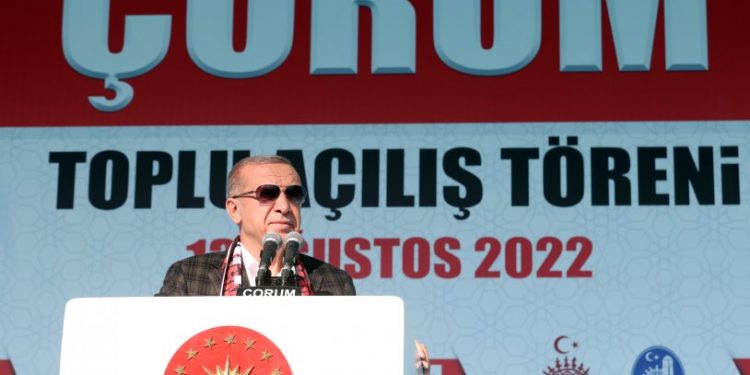 Erdoğan muhalefeti nasıl hedef alacağını şaşırdı, asılan pankartı okumakla yetindi