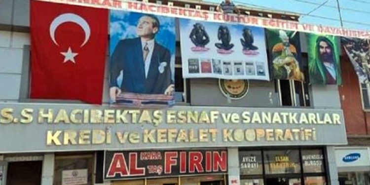 Erdoğan ziyareti öncesi Hünkar Hacıbektaş Derneği’ne ‘üç maymun’ posteri asıldı