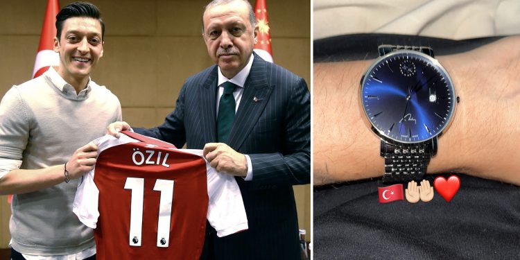 Erdoğan’ın Mesut Özil’e hediyesi: Saat İşviçre malı, emojiler dua ve bayrak