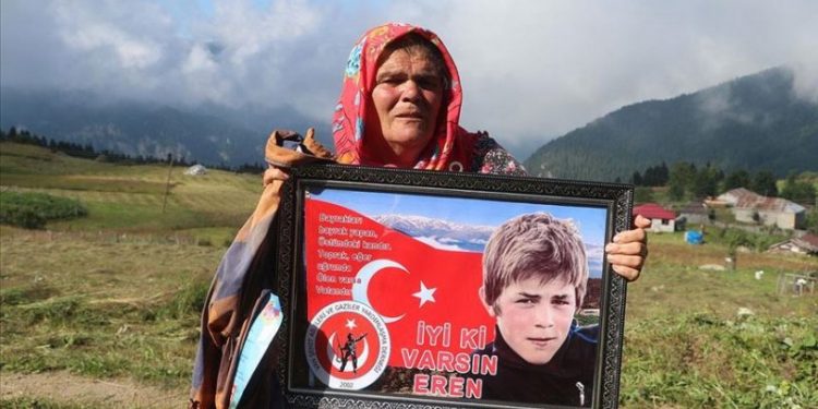 Eren Bülbül mezarı başında anıldı: 'Gururu acısını kapatıyor'