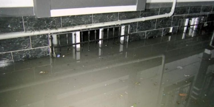 Esenyurt'ta evini 4 kez su basan yurttaş: Belediyeyi arıyorum, gelmiyorlar