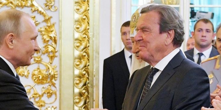 Eski Almanya Başbakanı Schröder meclise dava açtı