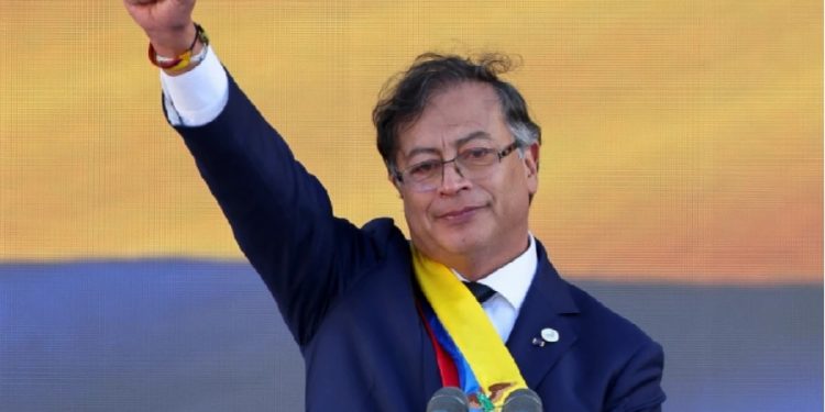 Eski gerilla Gustavo Petro, Kolombiya cumhurbaşkanı oldu