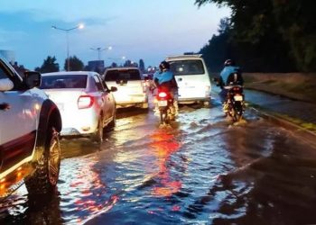 Eskişehir'de sağanak; cadde ve sokaklar suyla doldu