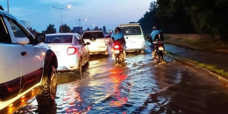 Eskişehir'de sağanak; cadde ve sokaklar suyla doldu