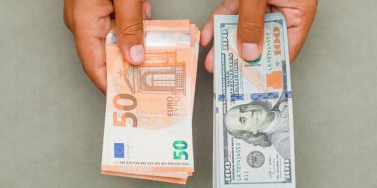 Euro, dolar karşısında 20 yılın en düşük seviyesinde