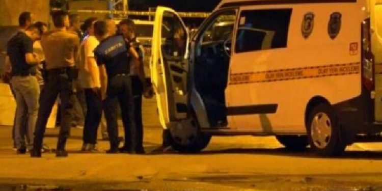 Evden çıkmak istemeyen kiracı polisle çatıştı: 1 ölü 1 yaralı