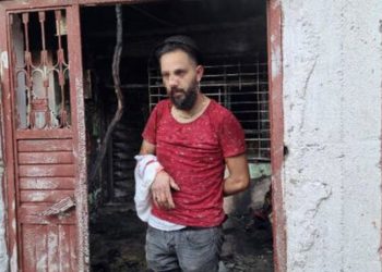 Evi kundakladığı iddia edilen kiracıyı komşuları darp edip, bıçakladı