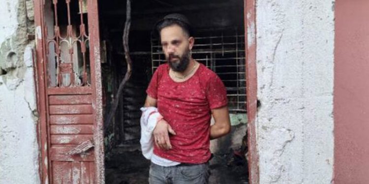 Evi kundakladığı iddia edilen kiracıyı komşuları darp edip, bıçakladı