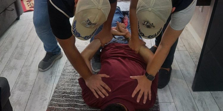 Evinde ters kelepçe ile gözaltına alınan bir diş hekimi: Talebe mesulüydü