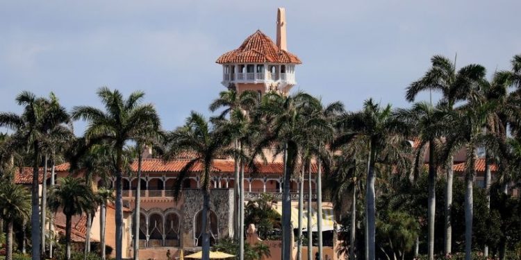 FBI: Trump'ın malikanesinde 14 kutuda 184 'gizli belge' ele geçirildi