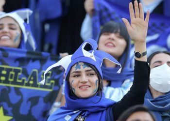 FIFA'nın baskısı sonucu İranlı kadınlar 1979 sonrası ilk kez bir lig maçını stadyumda izledi