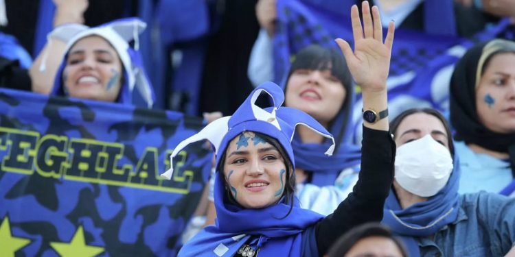 FIFA'nın baskısı sonucu İranlı kadınlar 1979 sonrası ilk kez bir lig maçını stadyumda izledi