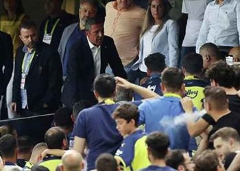 Fenerbahçe Başkanı Ali Koç, taraftarlarla tartıştı