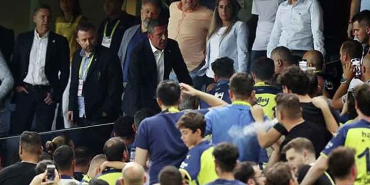 Fenerbahçe Başkanı Ali Koç, taraftarlarla tartıştı