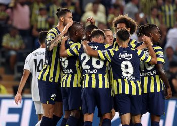 Fenerbahçe Slovacko'yu üç golle geçti, tur kapısını araladı