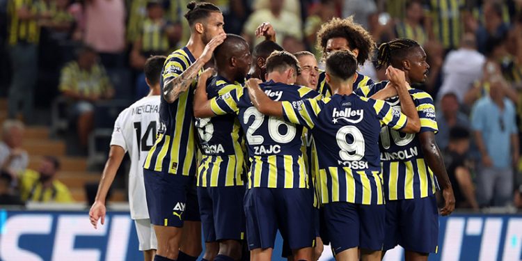 Fenerbahçe Slovacko'yu üç golle geçti, tur kapısını araladı