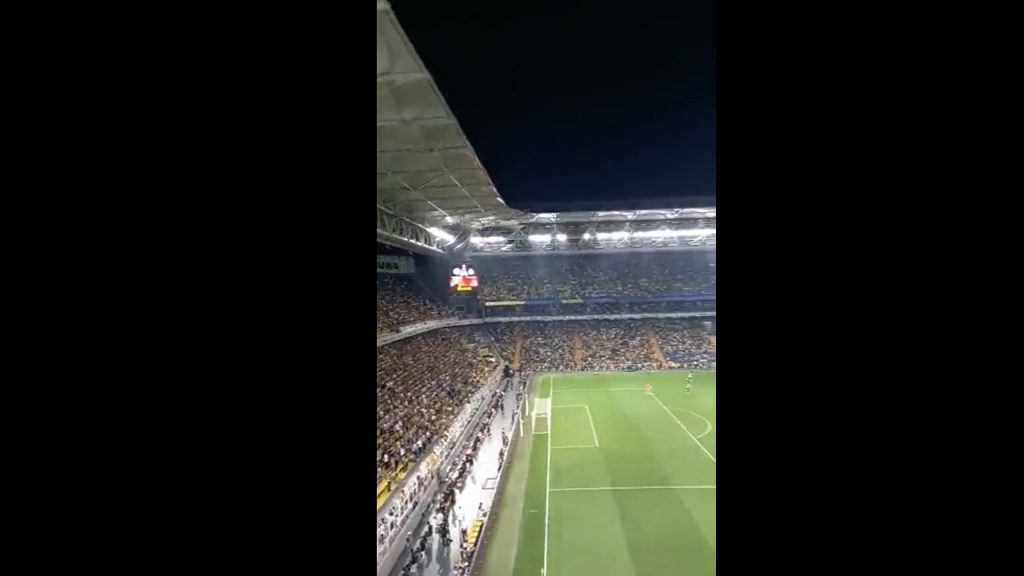 Fenerbahçe taraftarından tribünde Gülşen şarkısı