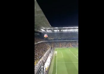 Fenerbahçe taraftarından tribünde Gülşen şarkısı