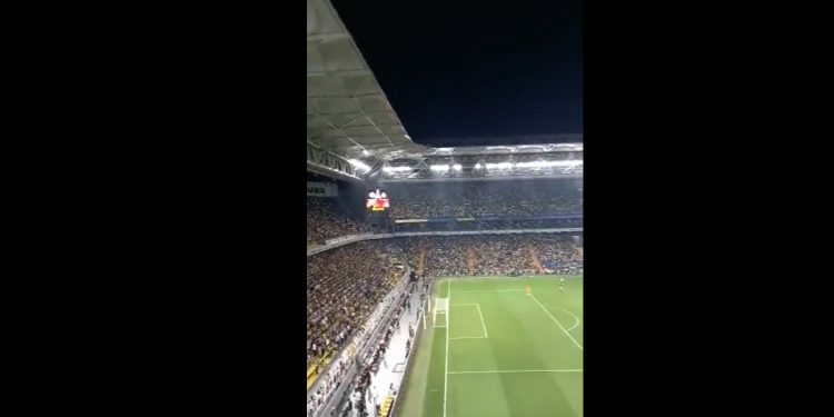 Fenerbahçe taraftarından tribünde Gülşen şarkısı
