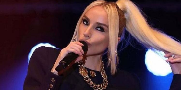 Fenerbahçe tribünlerinden Gülşen'e destek: Becerebilirsen zapt et hadi!