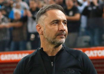 Fenerbahçe'nin eski teknik direktörü Pereira, gazetecilerle tartıştı: "Bankada ne kadar param var biliyor musun?"