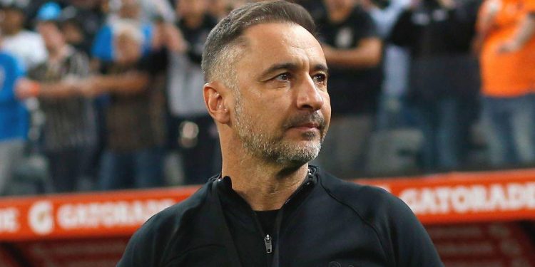 Fenerbahçe'nin eski teknik direktörü Pereira, gazetecilerle tartıştı: "Bankada ne kadar param var biliyor musun?"