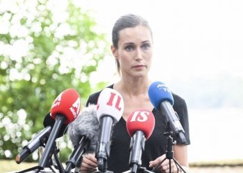 Finlandiya Başbakanı, resmi konuttaki öpüşme fotoğrafı için özür diledi