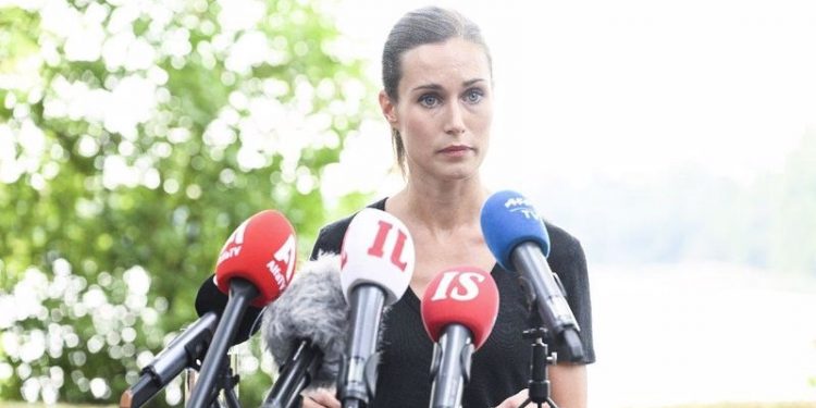 Finlandiya Başbakanı, resmi konuttaki öpüşme fotoğrafı için özür diledi