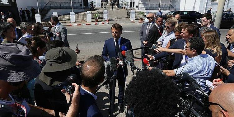 Fransa Cumhurbaşkanı Macron'a Cezayir'de hakaret ve protesto