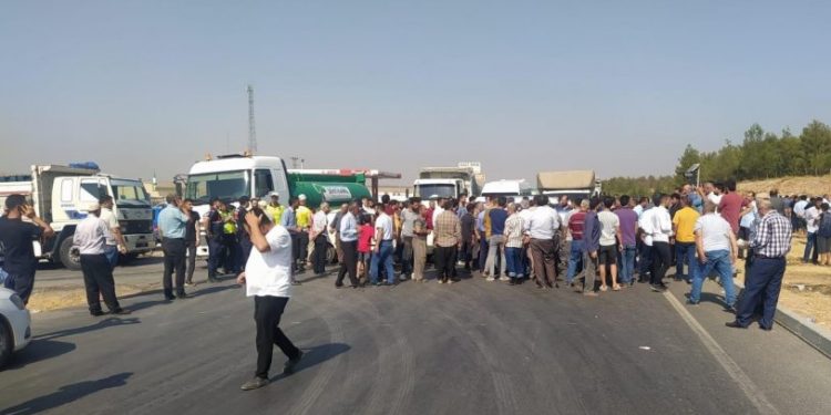 Gaziantep'te Et ve Süt Kurumu'nun indirim kararını protesto eden besiciler yol kapattı!
