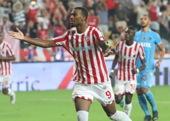 Haji Wright kaldığı yerden devam ediyor