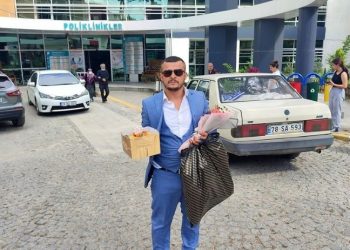 Hastanede olay çıkarıp açığa alınan uzman çavuş, çiçek ve pastayla özür diledi