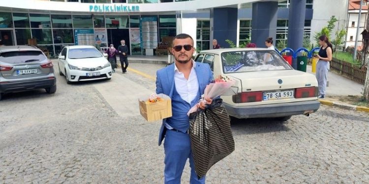 Hastanede olay çıkarıp açığa alınan uzman çavuş, çiçek ve pastayla özür diledi