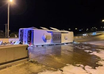 Hatay'da gişelere çarpan yolcu otobüsü devrildi: 3'ü ağır 40 yaralı