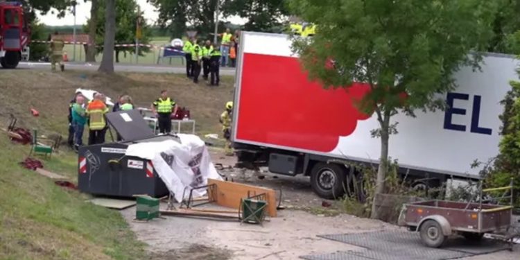 Hollanda'da kamyon barbekü partisine daldı: 6 kişi öldü