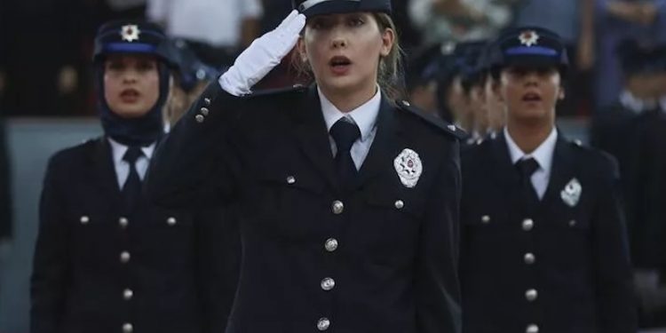 İçişleri Bakanlığı'ndan kadın polise makyaj ve saç rengi genelgesi: Abartıya kaçamaz