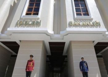 İ&ccedil;işleri'nden y&ouml;netmelik değişikliği: Bayanlar sa&ccedil; modelleri ve renklerinde abartıya ka&ccedil;amaz