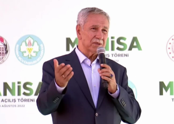 İktidara yönelik eleştirileri ile gündeme gelen Bülent Arınç, Erdoğan'ın mitinginde konuştu