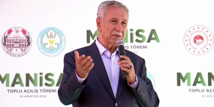 İktidara yönelik eleştirileri ile gündeme gelen Bülent Arınç, Erdoğan'ın mitinginde konuştu