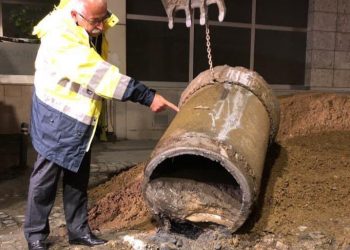 İmamoğlu paylaştı; beton mikserleri yağmur suyu kanallarına beton dökmüş!
