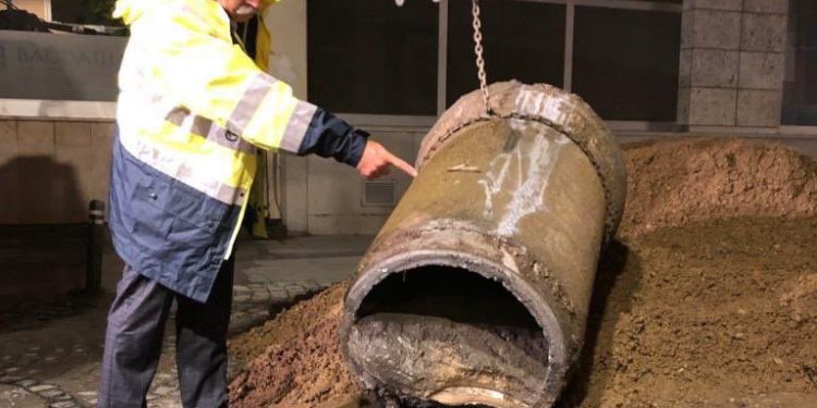 İmamoğlu paylaştı; beton mikserleri yağmur suyu kanallarına beton dökmüş!