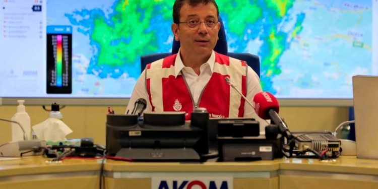 İmamoğlu'ndan sağanak uyarısı: Mecbur kalmadıkça trafiğe, dışarı çıkmayın