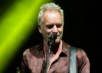 İngiliz şarkıcı Sting, izleyiciyi demokrasiye karşı tehditler konusunda uyardı